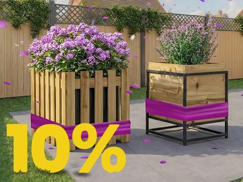Puiset istutuslaatikot kukkivilla violeteilla kukilla aurinkoisella terassilla, 10 % kev&auml;tkampanjabannerilla.