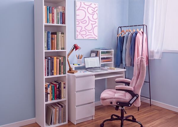 Moderni opiskelutila, jossa on valkoinen ty&ouml;p&ouml;yt&auml;, ergonominen ty&ouml;tuoli, kannettava tietokone, kirjahylly, s&auml;ilytyskaluste ja vaaterekki valoisassa, j&auml;rjestetyss&auml; makuuhuoneessa. Suunniteltu mukavaan opiskeluun ja opiskelijan arkeen.