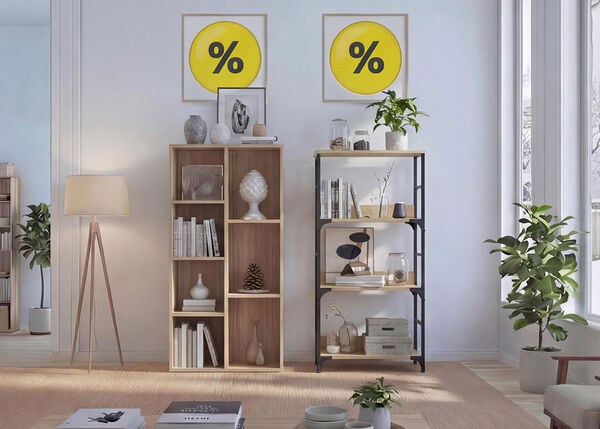 Moderni olohuone, jossa avohyllyj&auml;, puisia kirjahyllyj&auml;, koristeellisia s&auml;ilytyslaatikoita, huonekasveja ja lattiavalaisin, minimalistisella sisustuksella ja kehystetyill&auml; alennusprosenttimerkeill&auml; sein&auml;ll&auml;