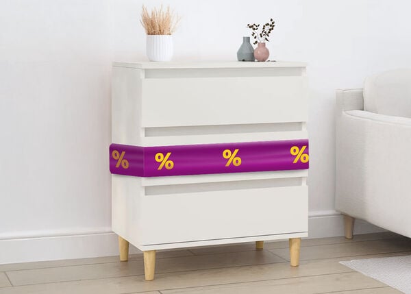 Sohvan vieress&auml; oleva valkoinen lipasto, jonka p&auml;&auml;ll&auml; on violetti nauha ja alennusikonit, tyylikk&auml;&auml;sti sisustetussa olohuoneessa.