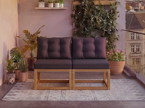 Kaksipaikkainen modulaarinen puusohva tummanharmaille tyynyille parvekkeella ruukukkien ja kaupunkin&auml;kym&auml;n kanssa taustalla