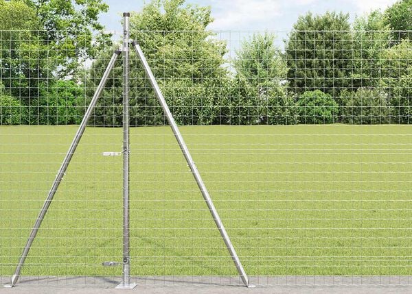 Metallinen puutarhan verkkoaita aitatolpilla.