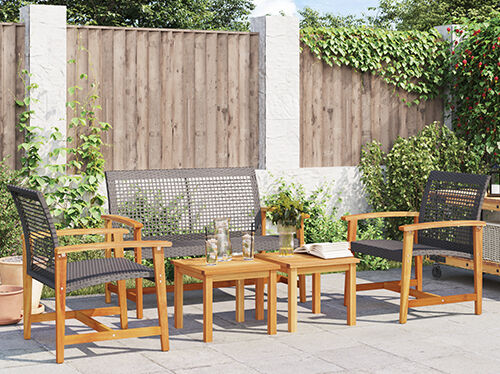 Harmaa verhoiltu 2-paikkainen sohva tyylikk&auml;&auml;ss&auml; makuuhuoneessa. Klikkaa n&auml;hd&auml;ksesi tuotteet.