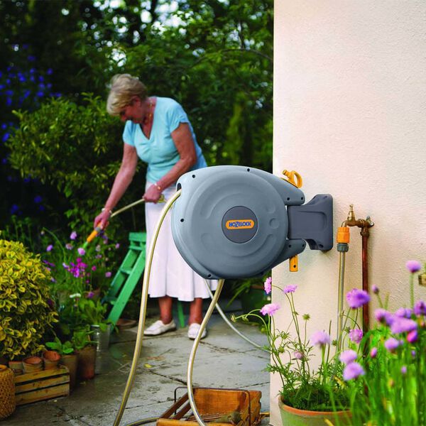 Hozelock Sein&auml;kiinnitys letkurulla 10 m letkulla Auto Reel