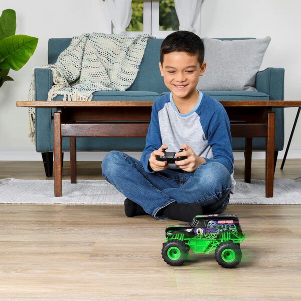 Monster Jam Auto Grave Digger kauko-ohjaimella 1:24