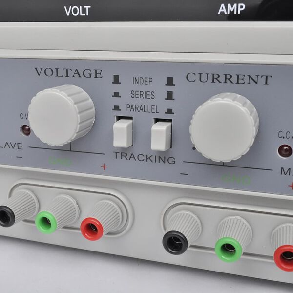 S&auml;&auml;dett&auml;v&auml; Kolmen Ulostulon DC Virtal&auml;hde 4 LED N&auml;ytt&ouml;&auml; 30V 5A