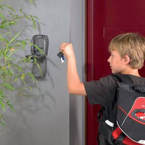 Master Lock 5414EURD Vahv. Sein&auml;kiinnitett&auml;v&auml; Kassakaappi Avainlukolla