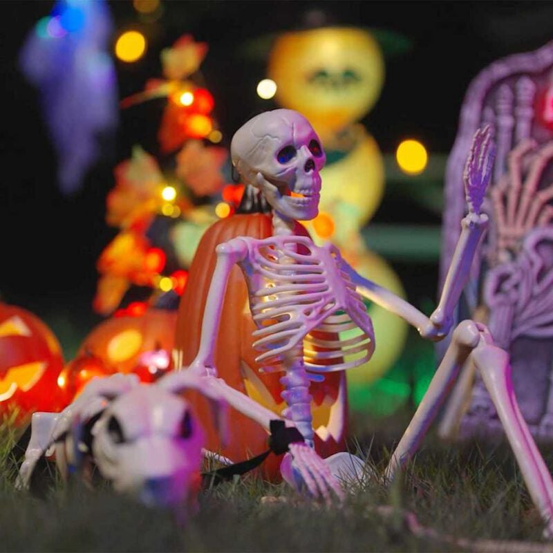 Valkoinen Halloween-luurankokoristesetti esillä ulkona