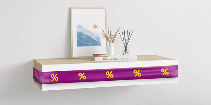 Koriste-esineillä varustettu valkoinen kelluva seinähylly, jonka päällä on violetti nauha ja alennusikonit, tyylikkäästi sisustetussa huoneessa. Klikkaa nähdäksesi tarjouksessa olevat tuotteet.