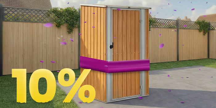 Puinen puutarhavaja paviljongin alla aurinkoisella terassilla, kukkien ja aidan ympäröimänä, 10 % kevätkampanjabannerilla.