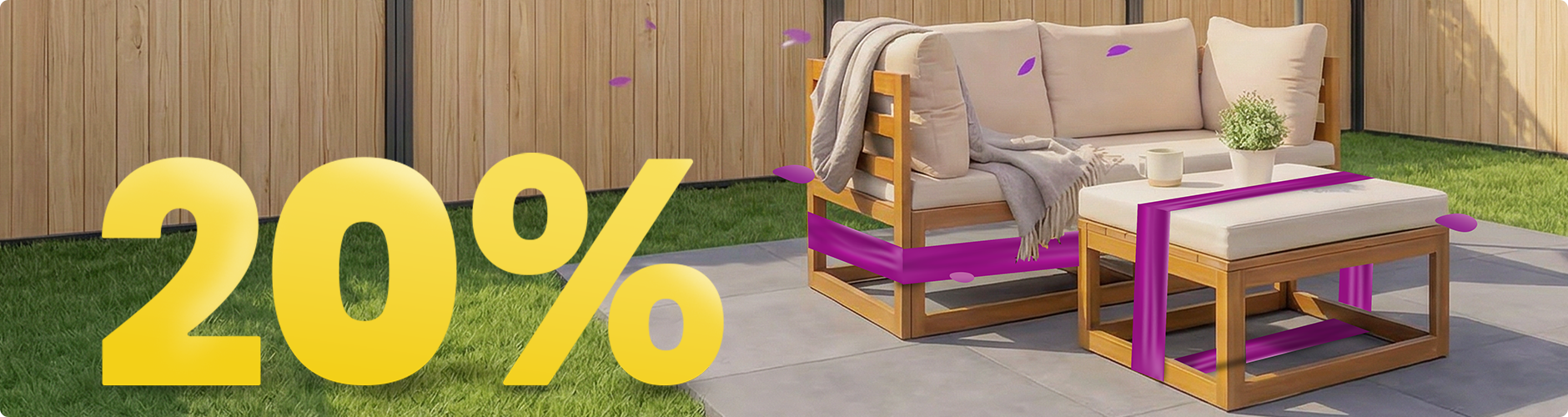 Puinen puutarhasohva beigeillä tyynyillä ja pöydällä aurinkovarjon alla aurinkoisella terassilla, kukkien ja aidan ympäröimänä, 20 % kevätkampanjabannerilla.