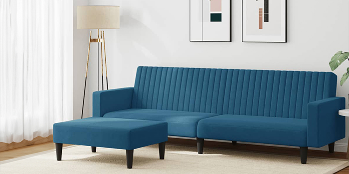 Värikkäät kokoontaitettavat rantatuolit ja aurinkovarjo terassilla. Klikkaa ja shoppaile kokoelma.